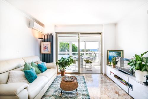 RAcsidence mAcditerranAce Beachfront Sun and Seaview Pool Private Parking — 4-Star Luxury Hotel in Cagnes-Sur-Mer, France