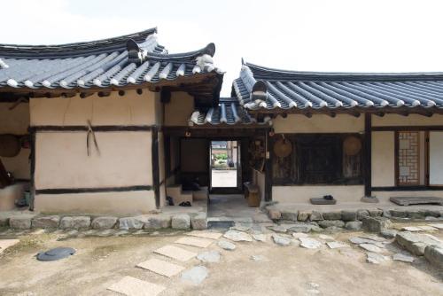 Cheongsong chalbanggong jongtaek in Cheongsong Gun, South Korea