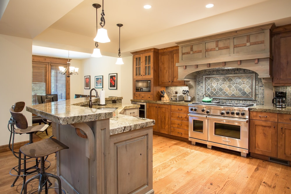 9201 Silver Aspen Five Bedroom Loft Luxury Townhome 4 Hotel Room - photo 8