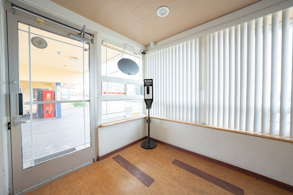 Budget Inn Madras - photo 3