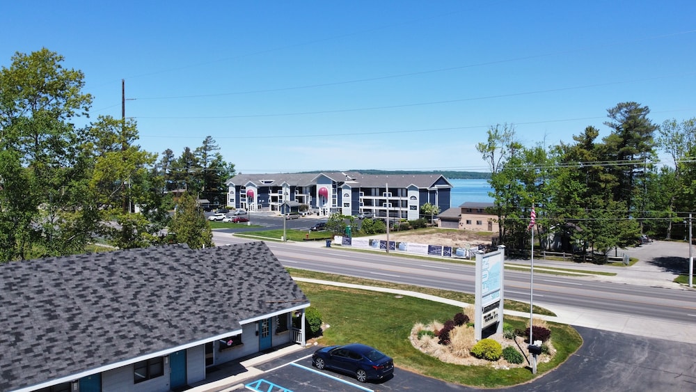 Traverse Bay Inn - photo 35