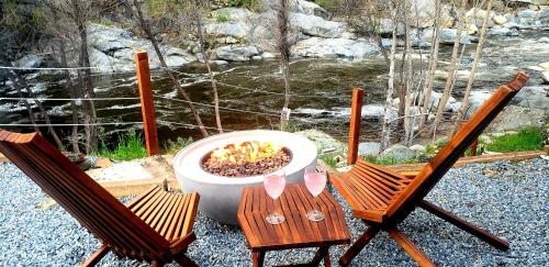 Retro House on the River — 4-Star Luxury Hotel in Three Rivers, United States