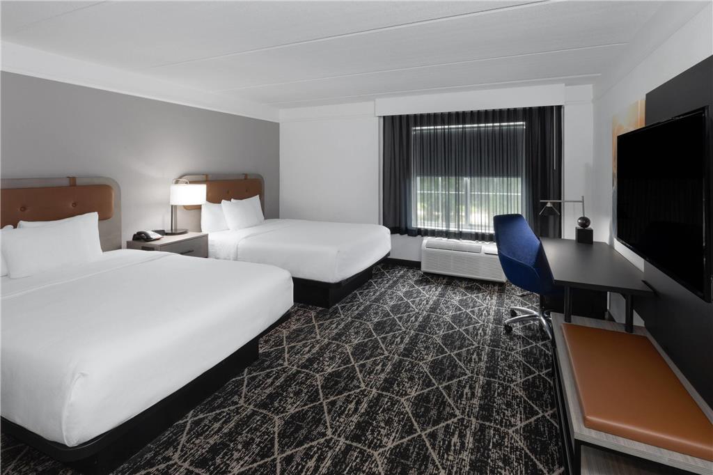 La Quinta Inn & Suites by Wyndham Houston Bush IAH South - photo 15
