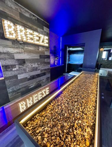 Breeze Suites Luxury Group Accom Sleeps 19 in Blackpool, United Kingdom