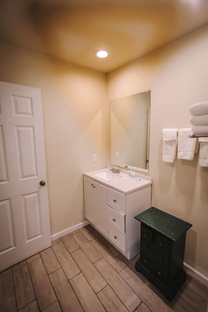 Riverbend Motel & Cabins - photo 22