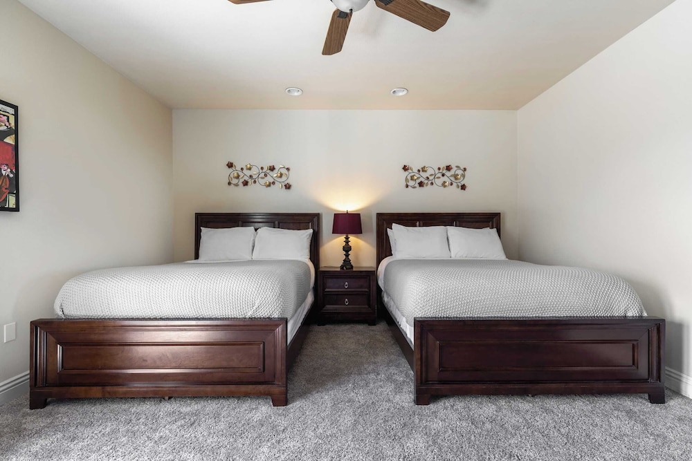 Sleeps 20 Vineyard Estate w Resort Pool Spa Game Room Wilson Creek Manor by AvantStay - photo 22