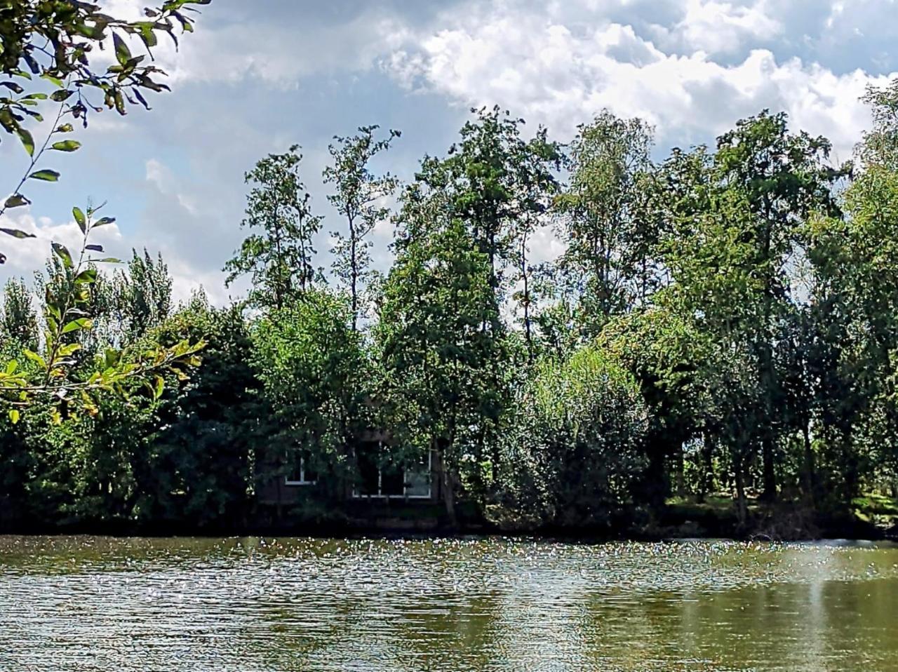 Huisje aan het water — hotel in Lichtervelde