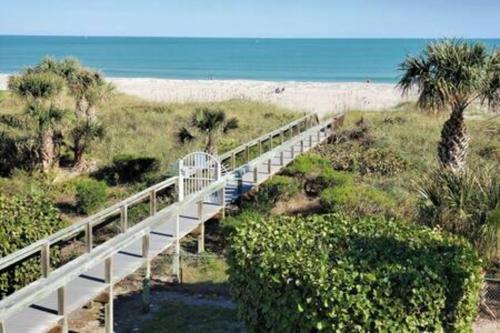 Direct Oceanview Penthouse Sleeps 6 301 — 4-Star Luxury Hotel in Cape Canaveral, United States