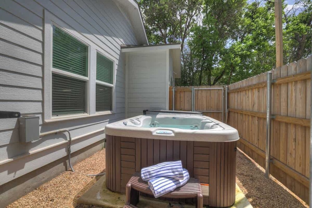 The Grove E with Hot Tub & King Bed 2 Blks To Main - photo 9