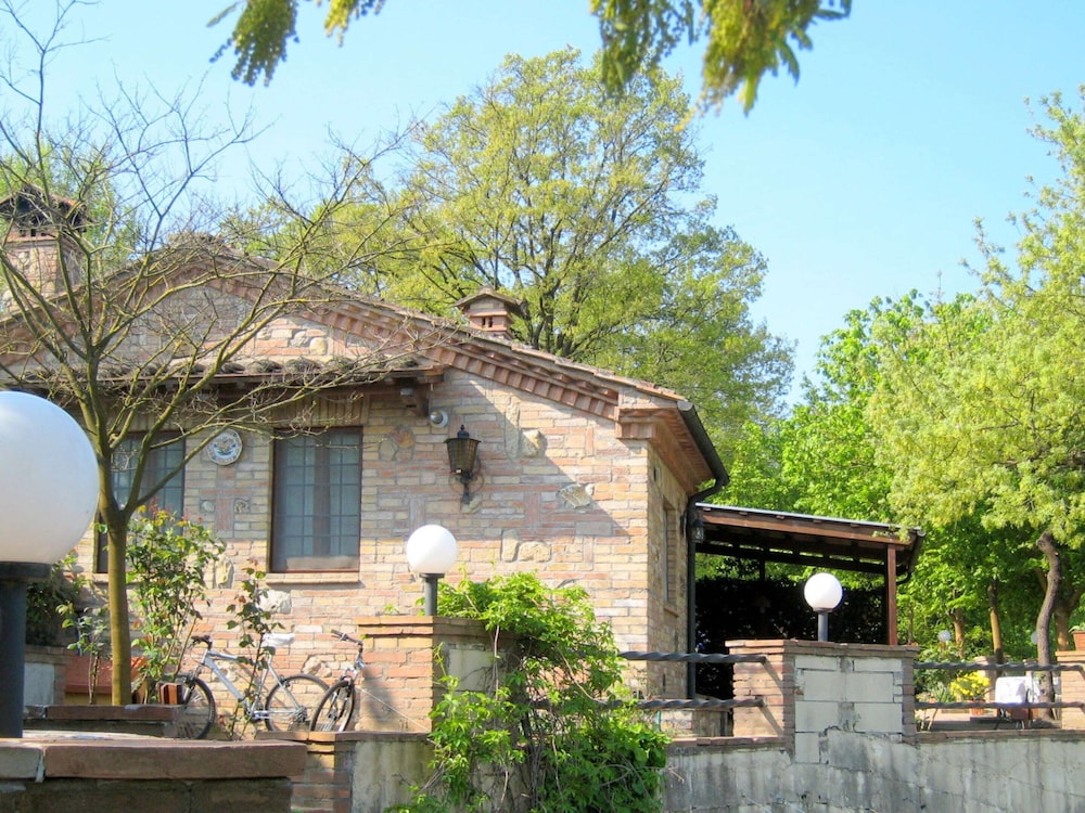 Tuscan Charm: Frassini Cottage — 4-Star Luxury Hotel in Chiusdino, Italy