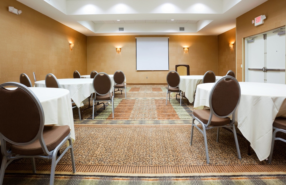 Holiday Inn & Suites Green Bay Stadium by IHG - photo 26