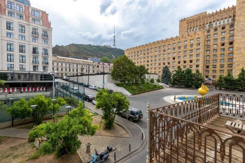 Bright 3BR Apartment in Old Tbilisi by Wehost