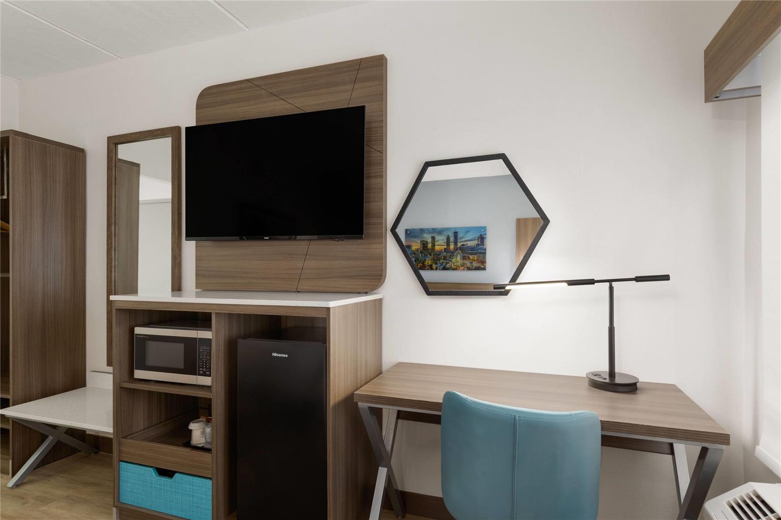 La Quinta Inn & Suites by Wyndham Atlanta Roswell - photo 20