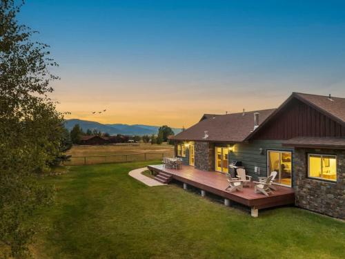 Family Fun Fireplace Huge Deck — Victor