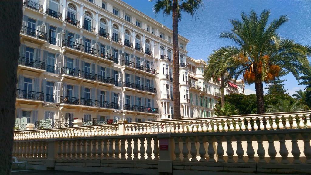 Le Victoria 2P Moderne Les Pieds Dans L'Eau Parking Piscine — 4-Star Luxury Hotel in Menton, France