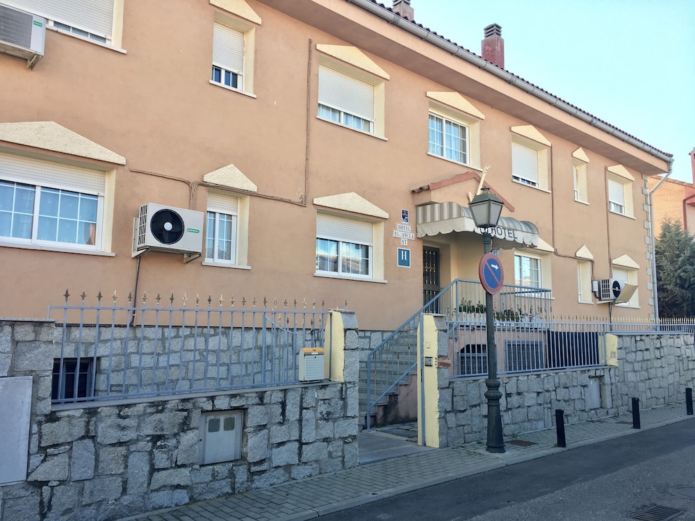 Hotel El Ancla pet-friendly hotel Villanueva De La Canada