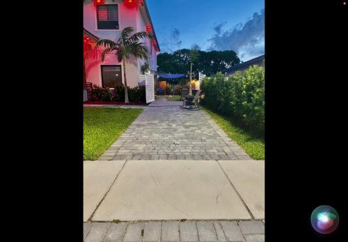 Tropical Studio - carbon neutral hotel in Miami