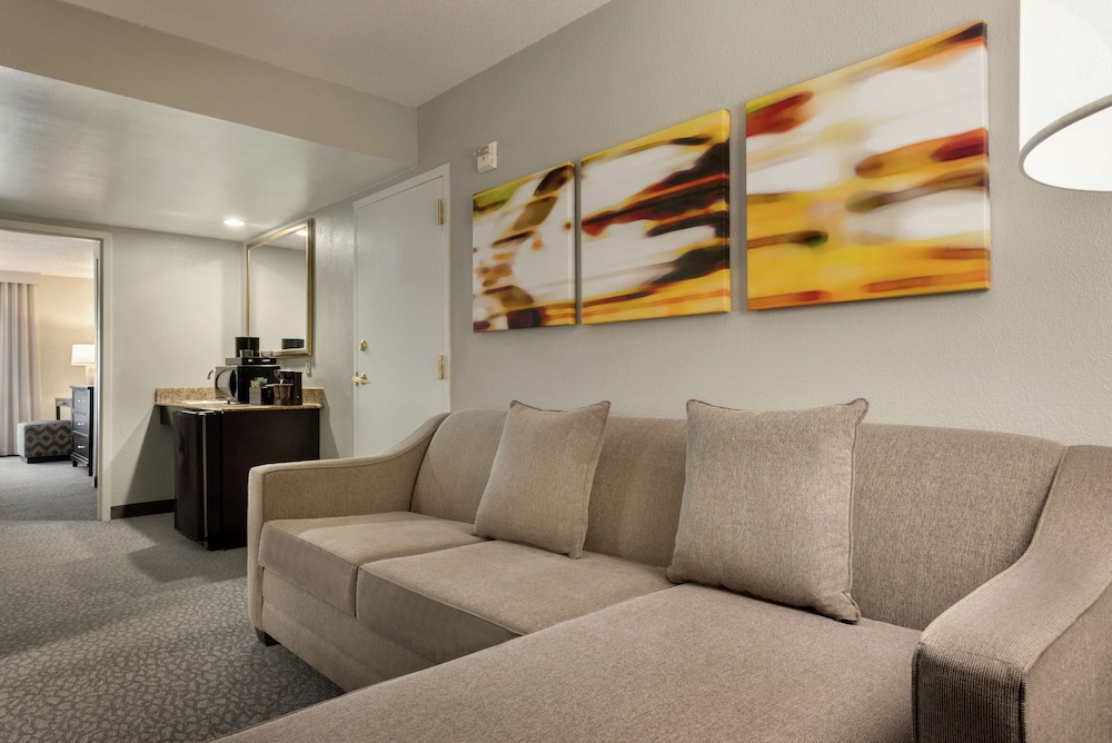 Embassy Suites by Hilton Atlanta Alpharetta - photo 17