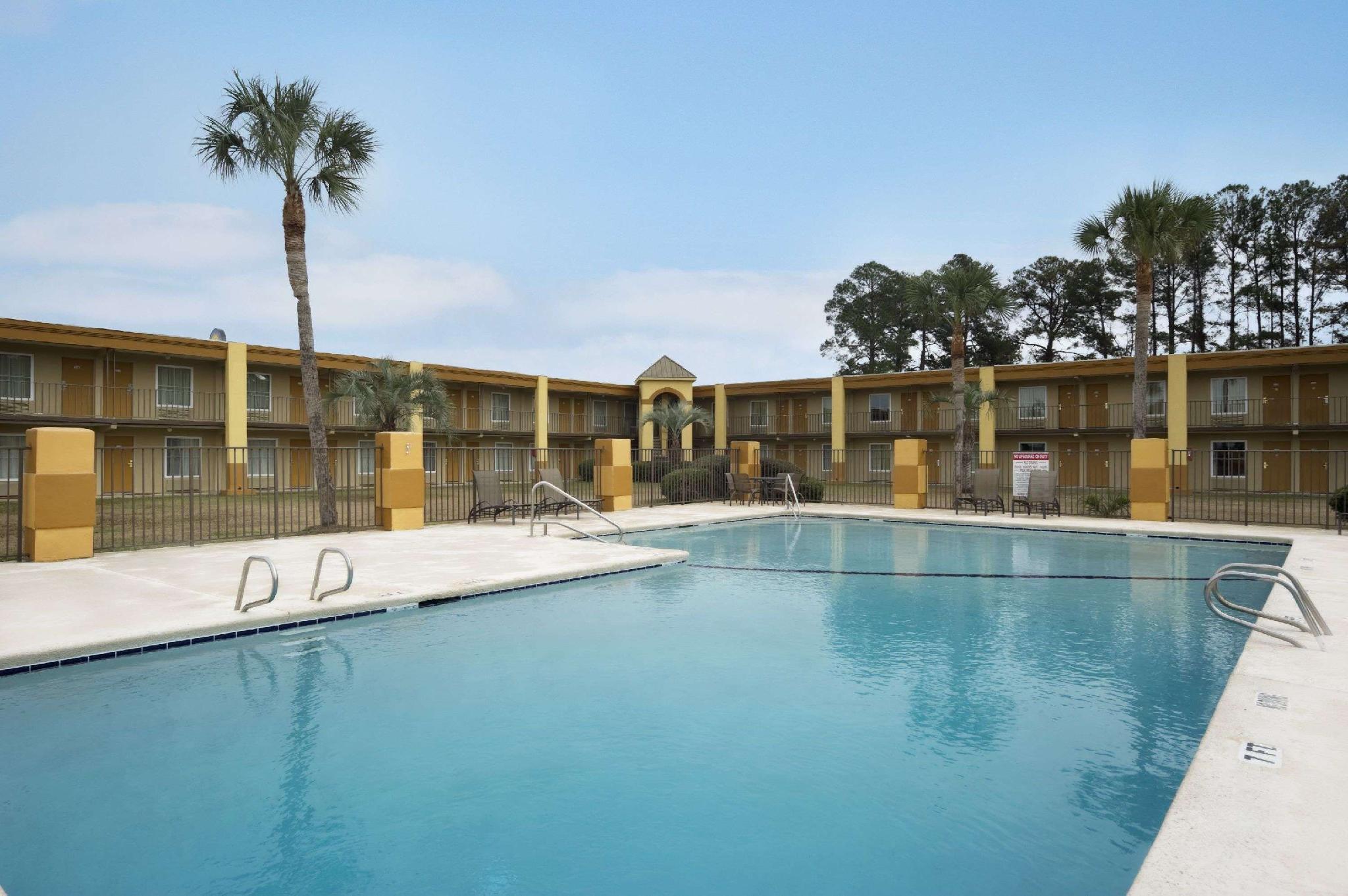 Days Inn by Wyndham Brunswick St. Simons Area - photo 19