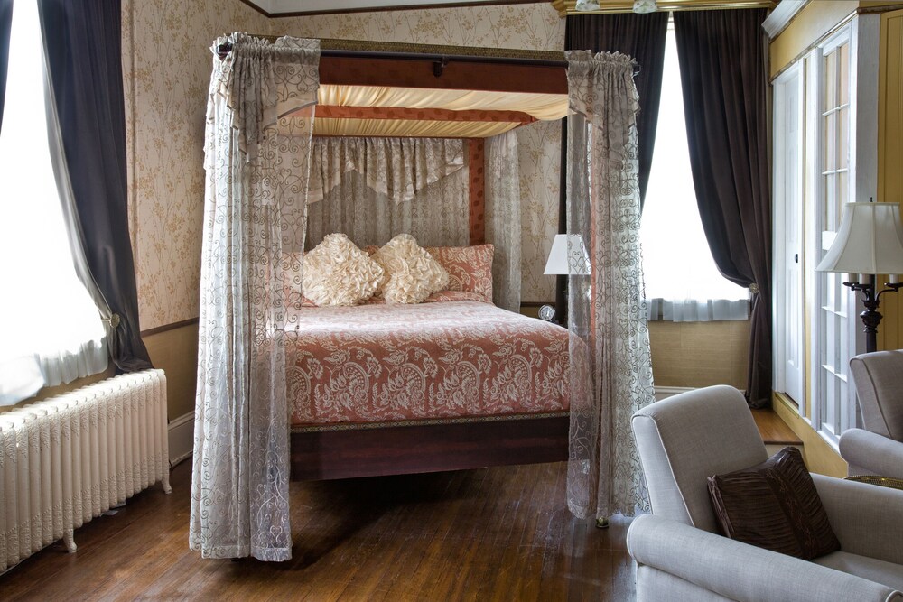 The Reynolds Mansion - photo 12