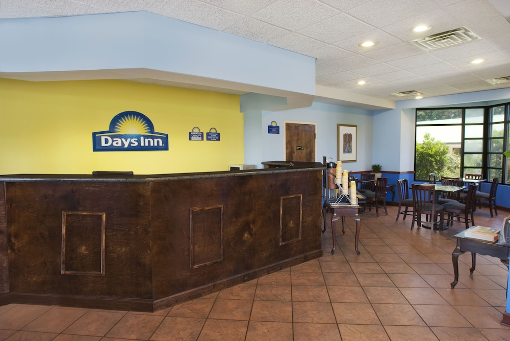 Days Inn by Wyndham Richmond Hill Savannah - photo 3