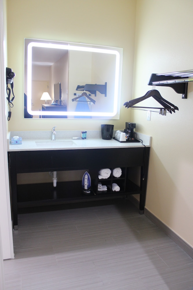 Express Inn & Suites Bush Airport - photo 14