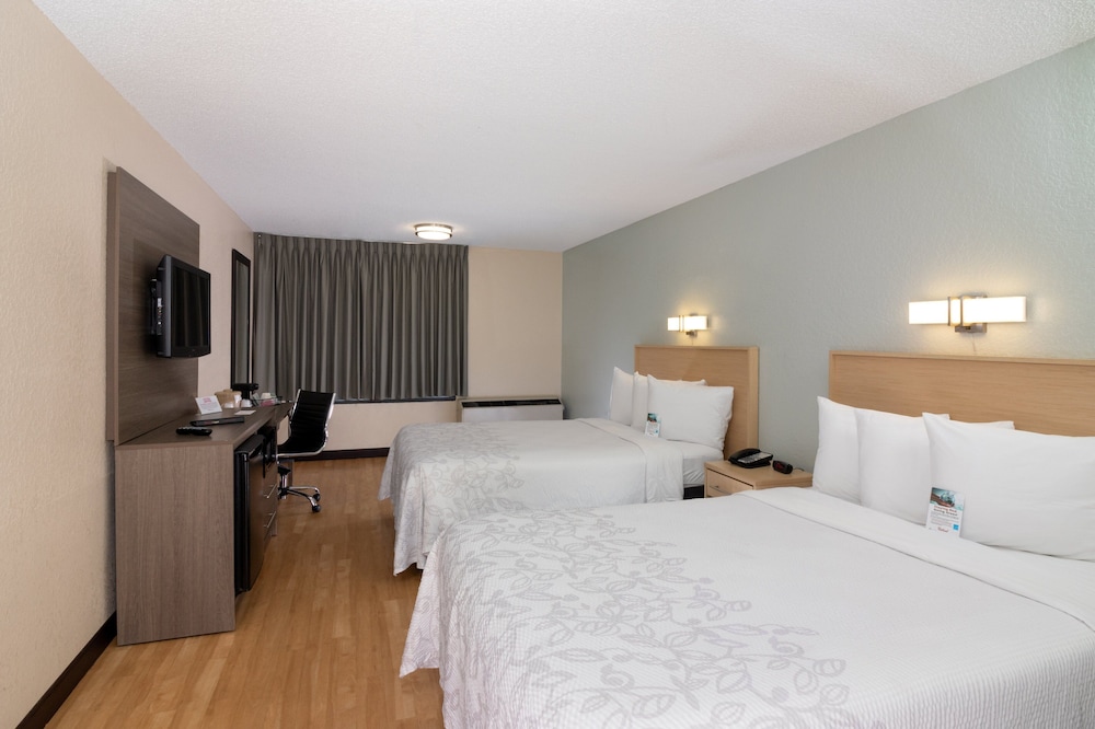 Red Roof Inn PLUS Miami Airport - photo 4