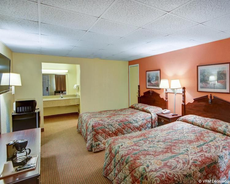 Econo Lodge Marshall - photo 15
