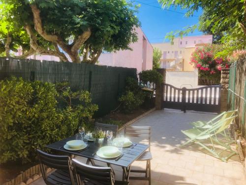 Maisonnette Climatisee Refaite A Neuf Avec Parking A 300m De La Plage — Agde