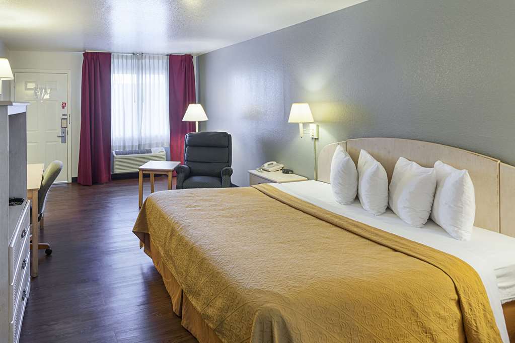 Econo Lodge San Antonio South - photo 16