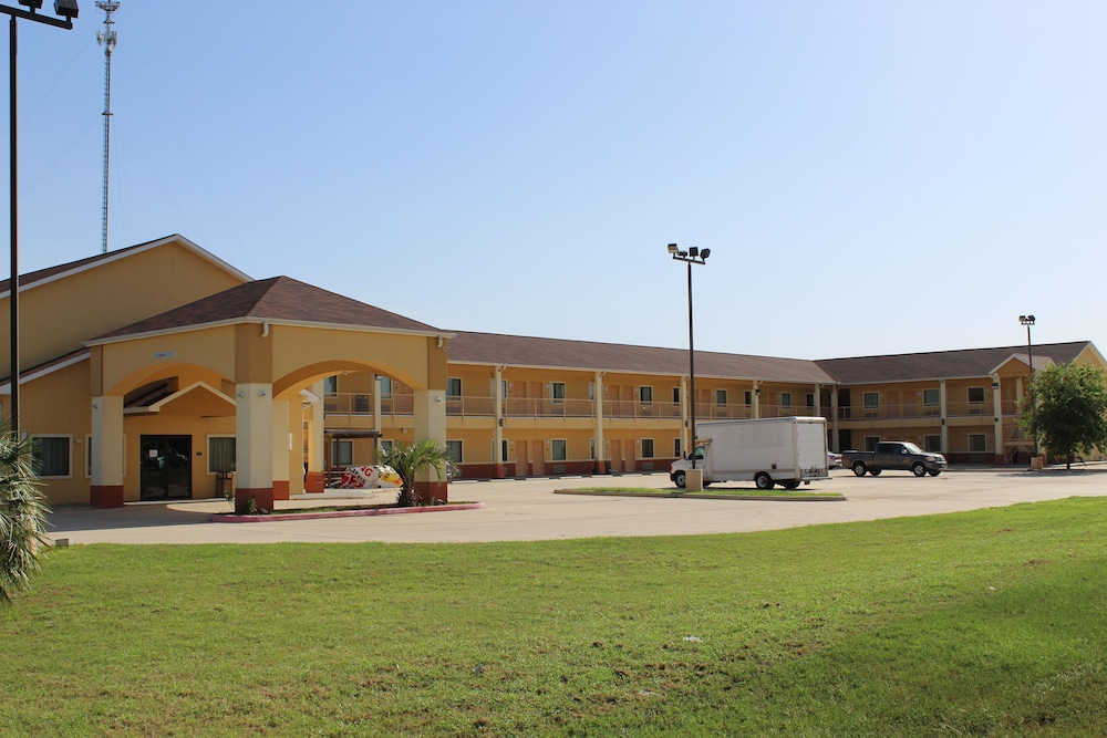 Horizon Inn & Suites Pearsall - photo 32
