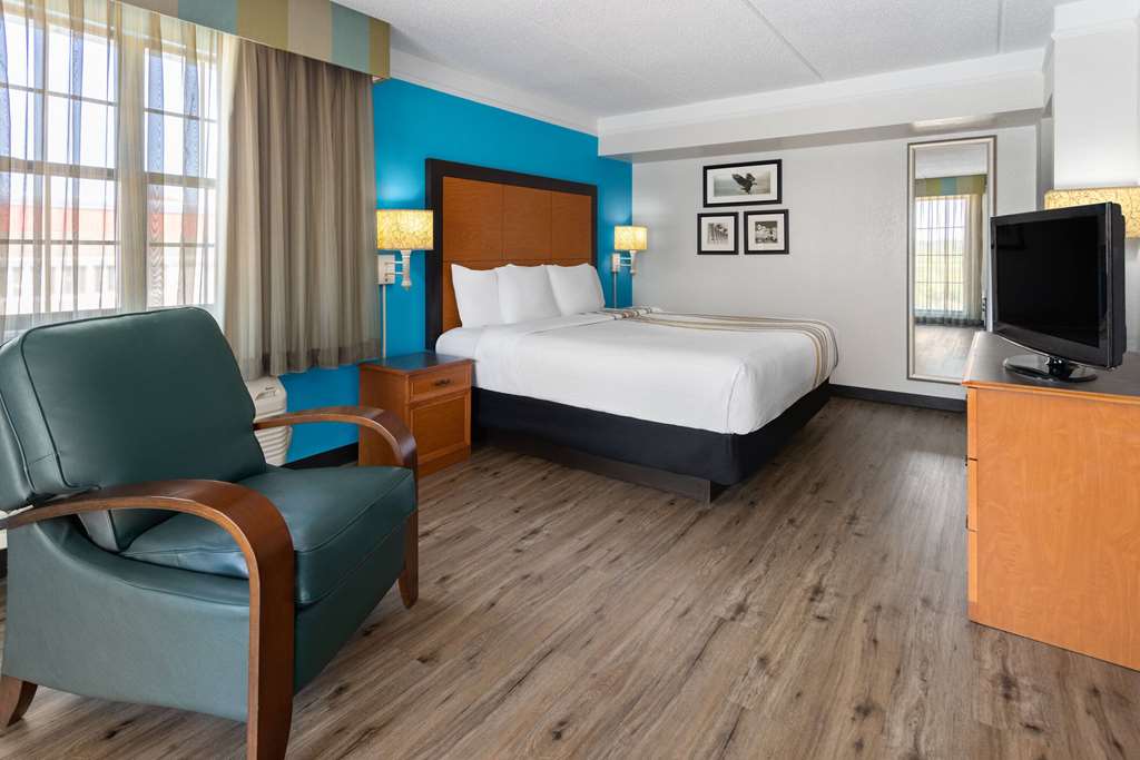 La Quinta Inn by Wyndham Pittsburgh Airport - photo 36