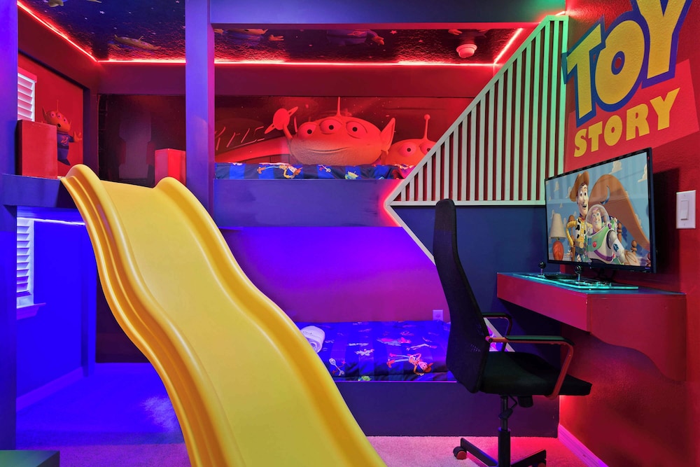 Luxurious Windsor Cay Villa Private Pool Epic Game Room & Minutes to Disney — 4-Star Luxury Hotel in Clermont, United States