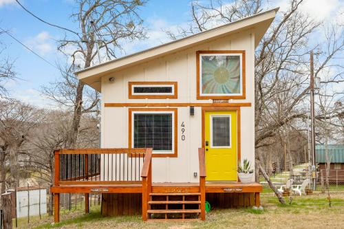 Daylight Den - carbon neutral hotel in New Braunfels