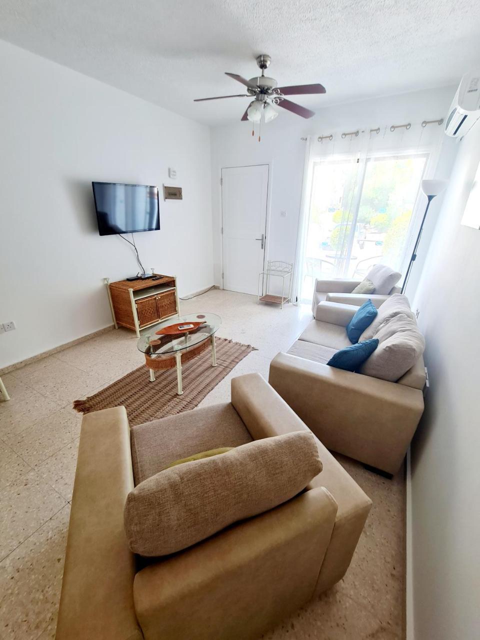2 bedroom townhouse close to Paphos harbour use of onsite facilities