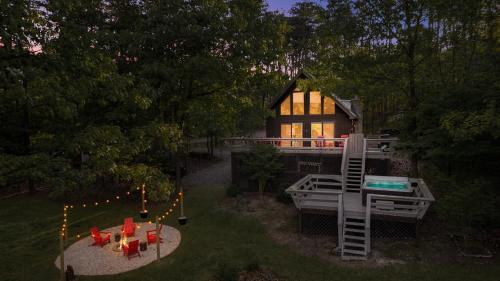 Dog Friendly Chalet w Hot Tub Fire Pit & Deck — 4-Star Luxury Hotel in Morton Grove, United States