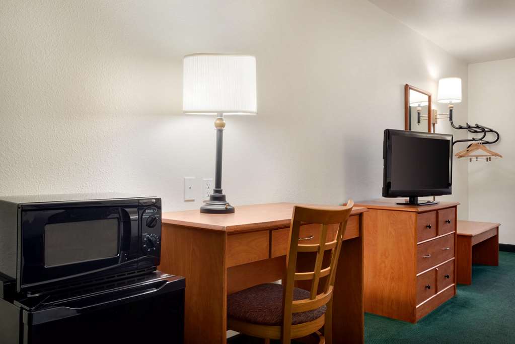 Travelodge by Wyndham Clinton Valley West Court - photo 13