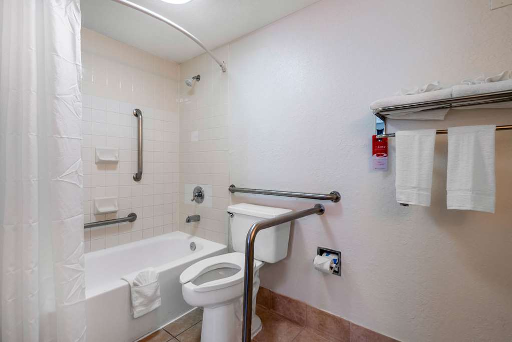 Econo Lodge Airport at RJ Stadium - photo 21