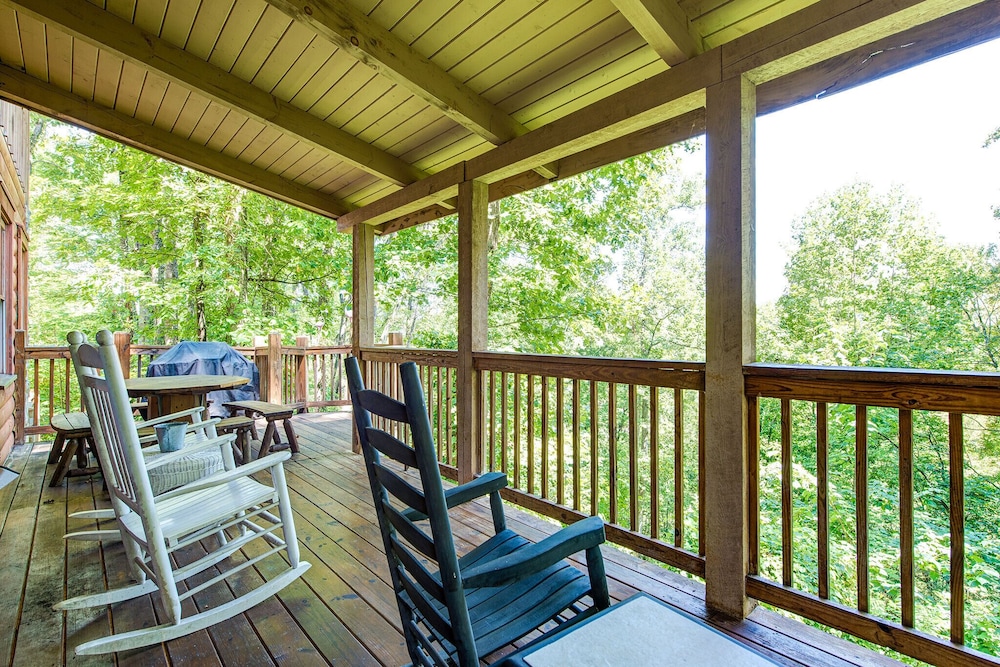 Splashing Sunrise Pigeon Forge — 4-Star Luxury Hotel in Pigeon Forge, United States