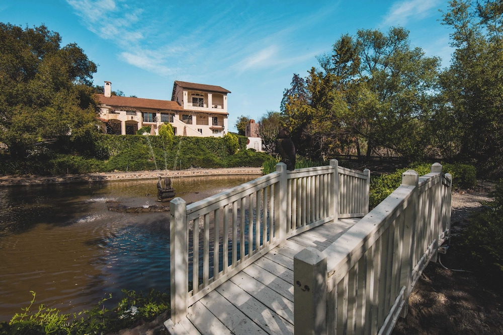 5 Acre Estate w Lake Pool & Hot Tub De Luz by Avantstay - photo 28