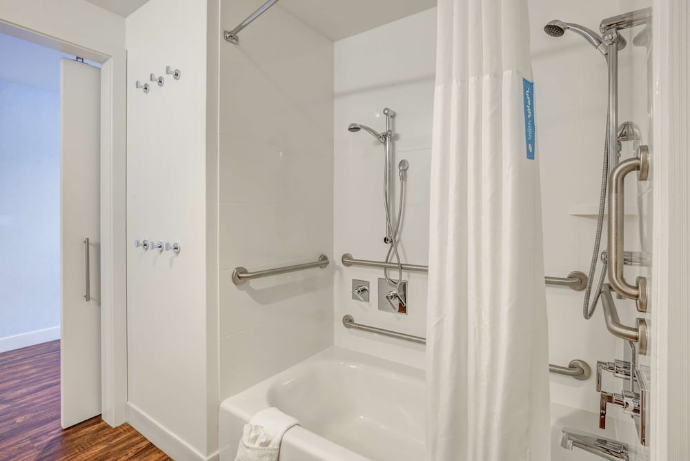 Hampton Inn & Suites Boston Waltham - photo 17