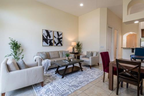 Luxury Townhouse Minutes from Beach and Downtown — 4-Star Luxury Hotel in Indian Harbour Beach, United States