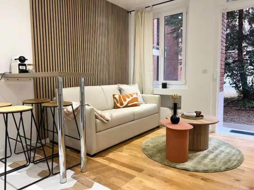 Paris Lumière 2 Bedroom by Eiffel Tower