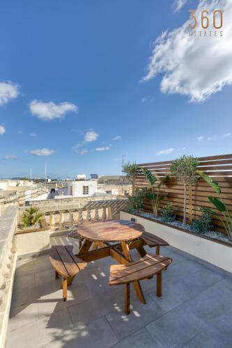 Stunning 3BR Townhouse with Private Rooftop Access by 360 Estates — 4-Star Luxury Hotel in Paola, Malta