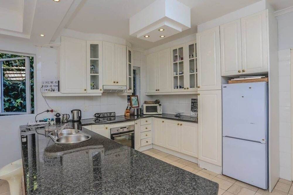 3 Bedrooms Villa in Camps Bay With Ocean Views