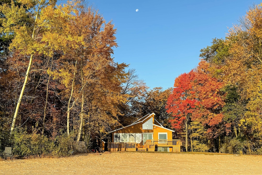 Private Beach And Deck Spacious Lake Michigan Home — 4-Star Luxury Hotel in Menominee, United States