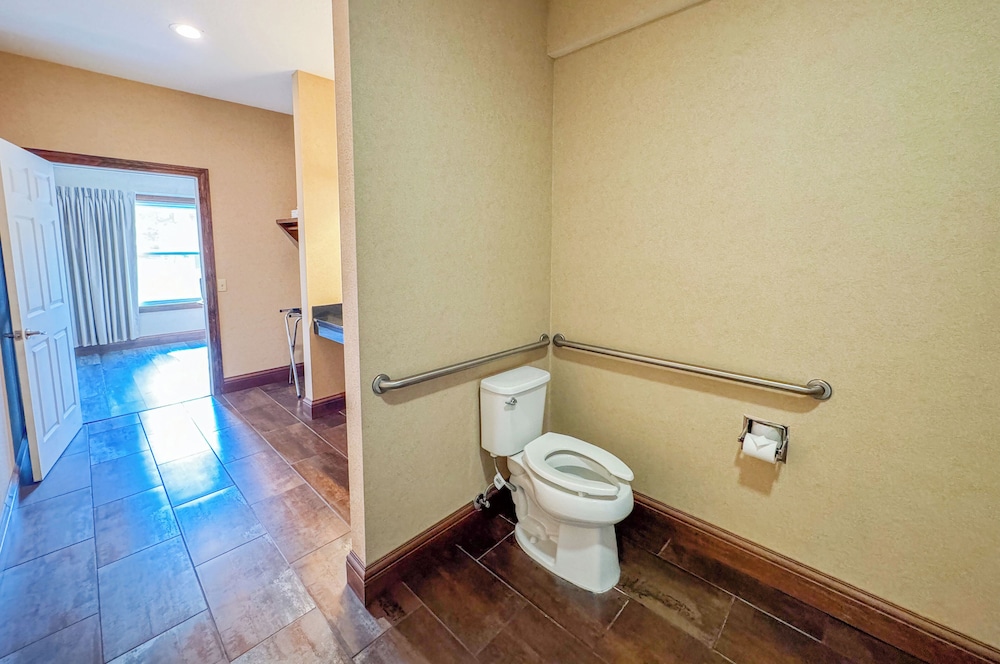 Days Inn by Wyndham Mackinaw City Lakeview - photo 33