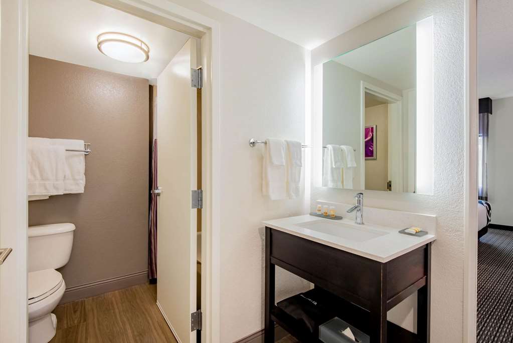 La Quinta Inn & Suites by Wyndham Baltimore BWI Airport - photo 51