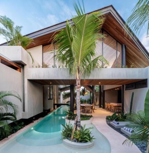 House of Winds Complex Lush 9BR Exotic Escape 3x3BR Villas near Canggu — 4-Star Luxury Hotel in Kerobokan, Indonesia