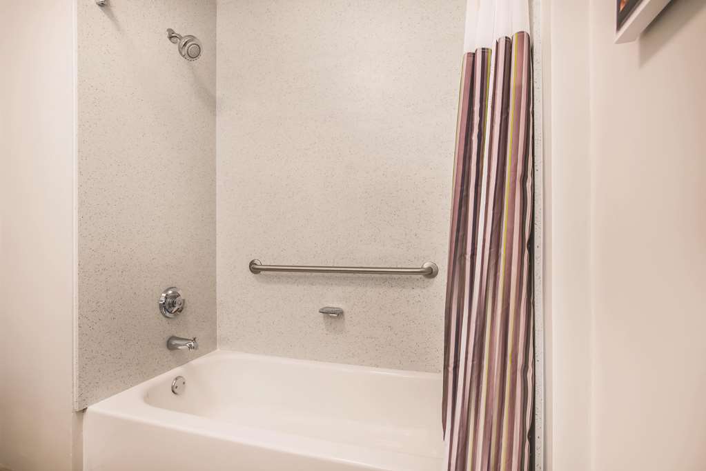 La Quinta Inn & Suites by Wyndham Chambersburg - photo 12